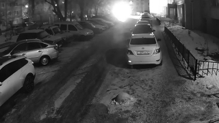 Ночью около десятиэтажки в Ленинском районе сгорел "Лэнд Крузер"