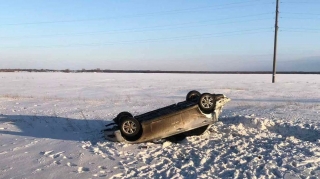 Под Пугачевом "Тойота" вылетела с трассы. Пострадали женщина и ребенок