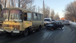 В Балакове автобус не поделил дорогу с двумя легковушками. Один человек в больнице