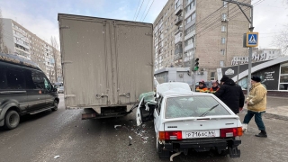 На Чернышевского легковушка въехала в "Газель"
