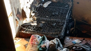 Пожарные по автолестнице эвакуировали из захламленной квартиры угоревшего жильца