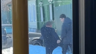 "Терминал не работает". Водитель автобуса потрепал вынужденного "зайца" и дал ему пинка