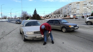 Пятнадцать за час: саратовским водителям напомнили о чистых номерах