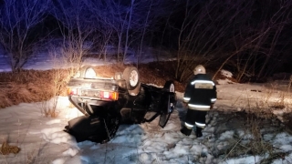 Водитель опрокинул "Ладу" в кювет и оказался в больнице