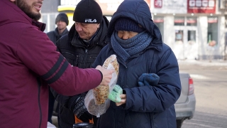 "Хорошие люди". Нуждающимся саратовцам продолжают раздавать бесплатные обеды