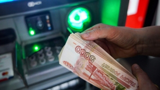 Объем наличных в обращении рекордно снизился с начала СВО