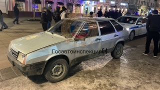 Водитель без прав катал товарища на капоте по проспекту Столыпина