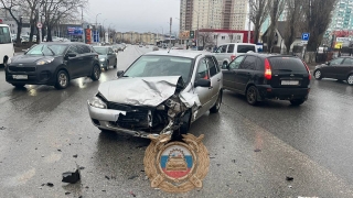 В Заводском районе не разъехались две легковушки. Есть пострадавший