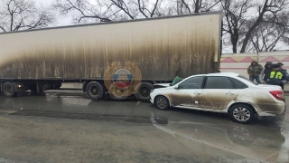 На рассвете "Приора" протаранила припаркованную у ипподрома фуру