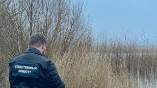 Рыбак перевернулся на лодке и утонул в Жидкой Солянке