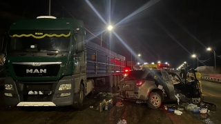 На въезде в Саратов иномарка протаранила большегруз. Два человека в больнице