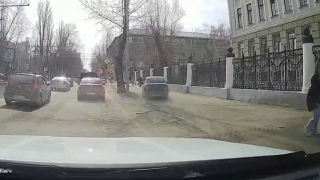 В Саратове водитель "Гранты" вылетел на тротуар и чуть не сбил прохожих
