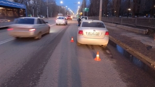 На проспекте 50 лет Октября сошлись "Нива" и "Фольксваген". Один водитель в больнице