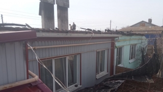 Пожарные тушили 180 "квадратов" кровли жилого дома