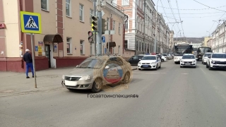 В центре Саратова "Рено" сбил на переходе женщину