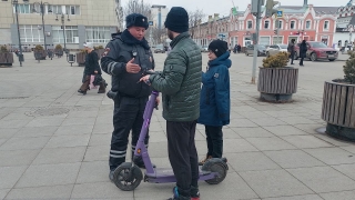 В Саратове полицейские наказали рублем более трех десятков самокатчиков