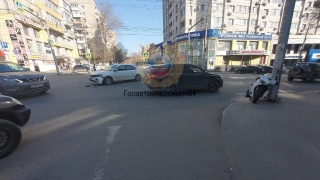 В центре Саратова мотоцикл и легковушка не поделили перекресток