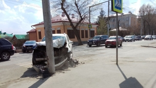В Саратове "Мерседес" въехал в столб. Водитель и трехлетний пассажир в больнице