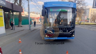 В Кировском районе водитель троллейбуса сбила молодого пешехода