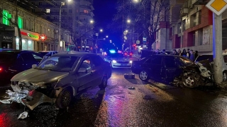 В центре Саратова не поделили дорогу "Мерседес" и "Датсун". Два человека в больнице