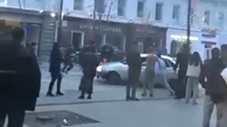 В центре Саратова водитель "Приоры" пытался задавить участников массовой драки