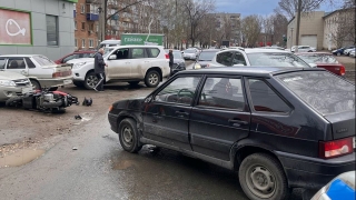 Молодой водитель "четырнадцатой" снес скутер