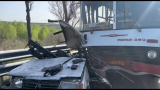 В Саратове в столкновении с дачным автобусом погиб пассажир "девятки"