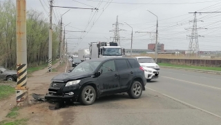 В Энгельсе за одно утро въехали в столбы две женщины на кроссоверах