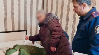 Жена ударила мужа ножом в спину. Он три недели умирал дома