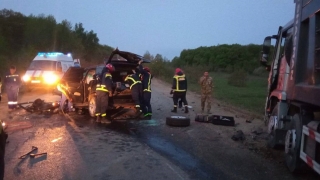 В Саратове столкнулись грузовик и BMW. Погибшего пришлось вырезать из кузова