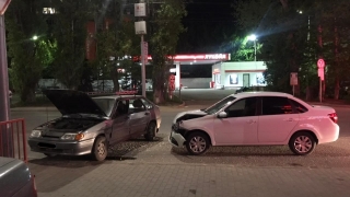 В Саратове "Гранта" не поделила дорогу с "четырнадцатой"