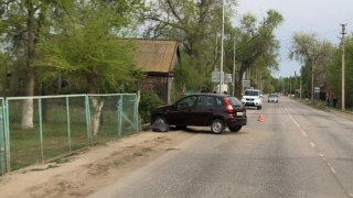 Автоледи на "Калине" сбила женщину и врезалась в забор