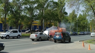 На Шехурдина коммунальщик на "поливалке" помог потушить горящее авто
