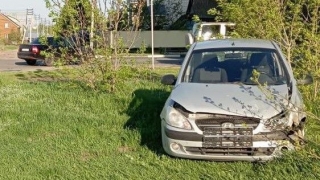 После столкновения легковушек в больницу попала пассажирка