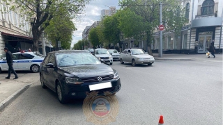 "Фольксваген" и бобкэт: в Саратове за час пострадали два пешехода