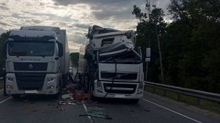 На саратовской трассе не разъехались два большегруза