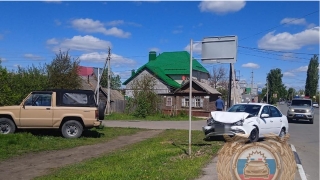 В столкновении "Гранты" с внедорожником пострадали трое детей