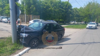 В Заводском районе молодая женщина на "Гранте" затормозила в столб