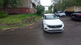 Под колеса автомобилей попали молодой мужчина и пожилая женщина