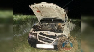 Водитель опрокинул "Нексию" на ночной дороге и погиб