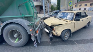 На Политехнической "семерка" врезалась в грузовик. Есть пострадавшие