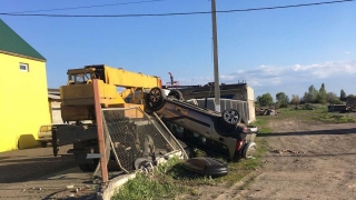 "Ларгус" совершил сальто и упал на автокран. Водитель госпитализирован