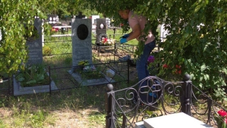 На энгельсском кладбище разгромили могилы