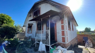 Хозяин пытался потушить пожар в доме и попал в больницу с ожогами
