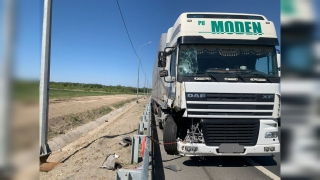 Под Саратовом фура врезалась в стоявшую на обочине "Газель"