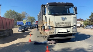 Утром в Саратове мужчина погиб под колесами самосвала