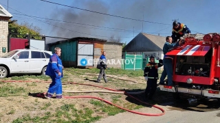 В райцентре пожарные тушат дом и сараи