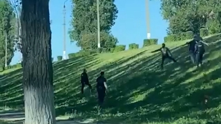 На набережной в Балакове бородач с ножом отбивался от полицейских