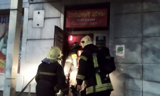 На Большой Садовой пожарные тушили магазин "Смешные цены"