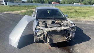 Иномарка не разъехалась с автобусом. Двух пассажирок увезли в больницу